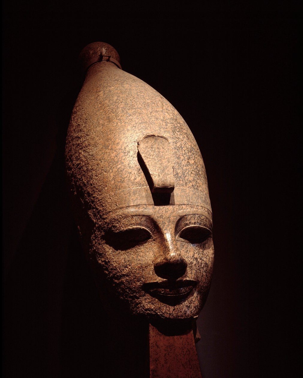 Egyptisk antikvitet: kolossalt overhoved for Amenophis III (Amenhotep). Rose granit skulptur. 14. århundrede f.Kr. 18. dynasti. Luxor Museum (Luksor eller Luqsor). Egypten af Egyptian 18th Dynasty