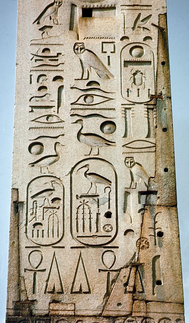 Egyptisk antikvitet: detalje af Lateranense-obelisken dækket med hieroglyffer fra Amons tempel i Theben. 15. århundrede f.Kr. Johannespladsen, Rom af Egyptian 18th Dynasty
