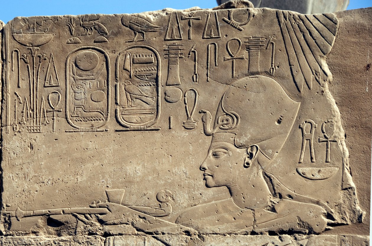 Egyptisk antikvitet: lavt relief, der repræsenterer farao Horemheb af Egyptian 18th Dynasty