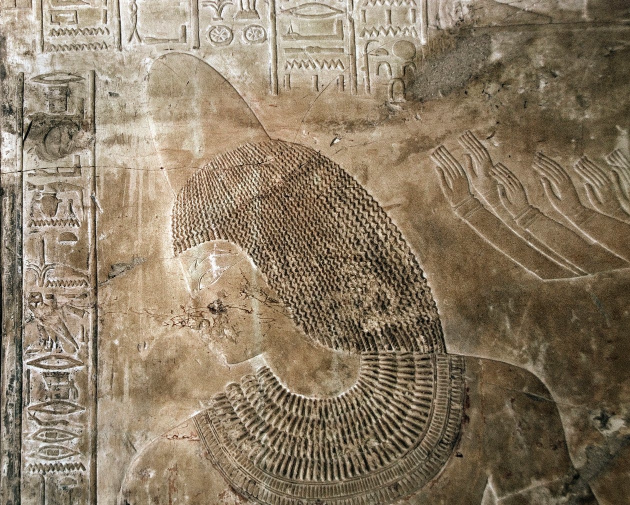 Ægyptisk antikvitet: relief fra graven af Kha em Het (Khaemhat) inspektør på loftet og skriver ved hoffet til Amenophis III (TT57), der viser en karakter iført en kegle. 18. dynasti. 1530-1290 f.Kr. Vallee des Nobles. Luxor, Vestbredden, Egypten af Egyptian 18th Dynasty