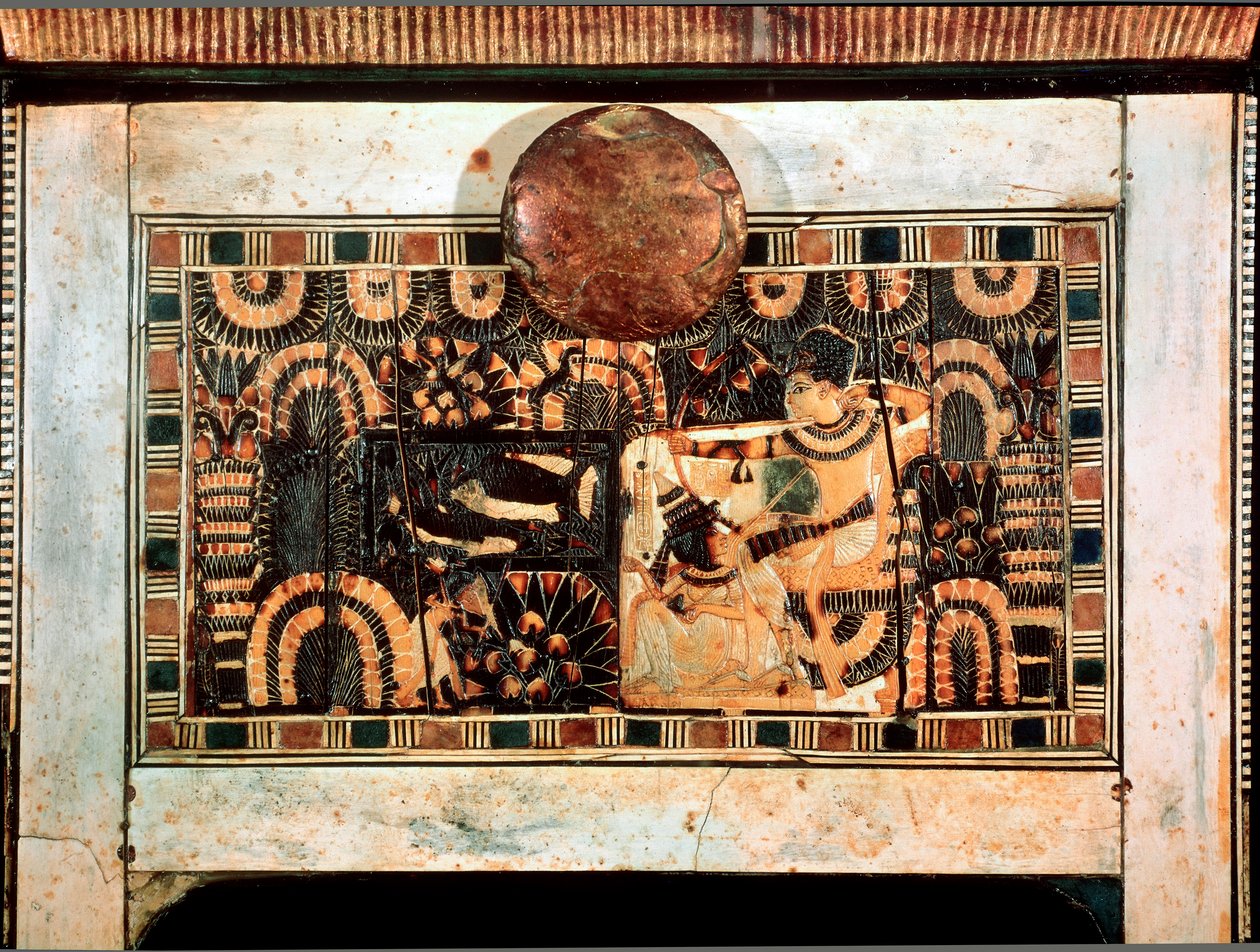 Egyptisk antikvitet: lille trækasse med elfenbensindlæg, der repræsenterer farao Tutankhamons jagtdele. 18. dynasti. Fra Tutankhamons grav (All-Ankh-amun eller Tutankhamon) (1345-1327 f.Kr.) Kongernes Dal. Theben Cairo, Egyptisk Museum af Egyptian 18th Dynasty