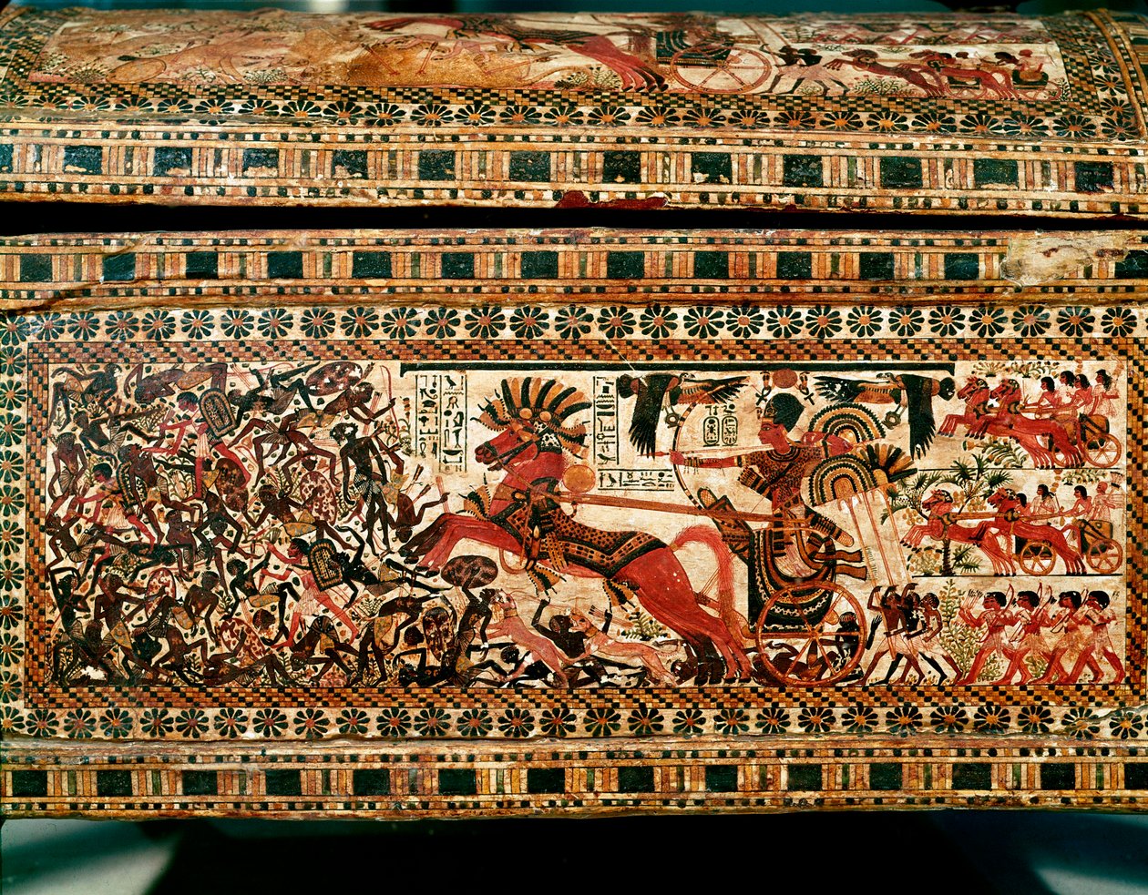Egyptisk antikvitet: lille trækasse med scener, der forestiller farao Tutankhamon, der jagter nubiere på sin kampvogn. 18. dynasti. Fra Tutankhamons grav (All-Ankh-amun eller Tutankhamon) (1345-1327 f.Kr.) Kongernes Dal. Theben. Sol. 61 cm Cairo, egyptisk  af Egyptian 18th Dynasty