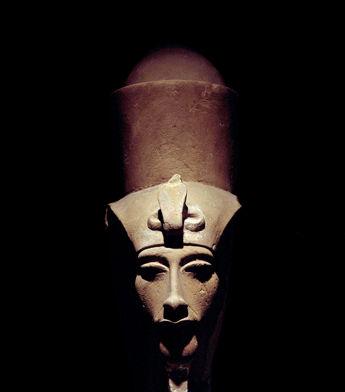 Egyptisk antikvitet: statue af Amenhotep IV (Amenophis IV eller Akhenaton) med dobbelt krone. 1301 f.Kr. 18. dynasti. Detalje af skulpturen. Fra Amon Ra-templet i Theben. Luksor (Luxor eller eller Luqsor). Luxor Museum. Egypten af Egyptian 18th Dynasty