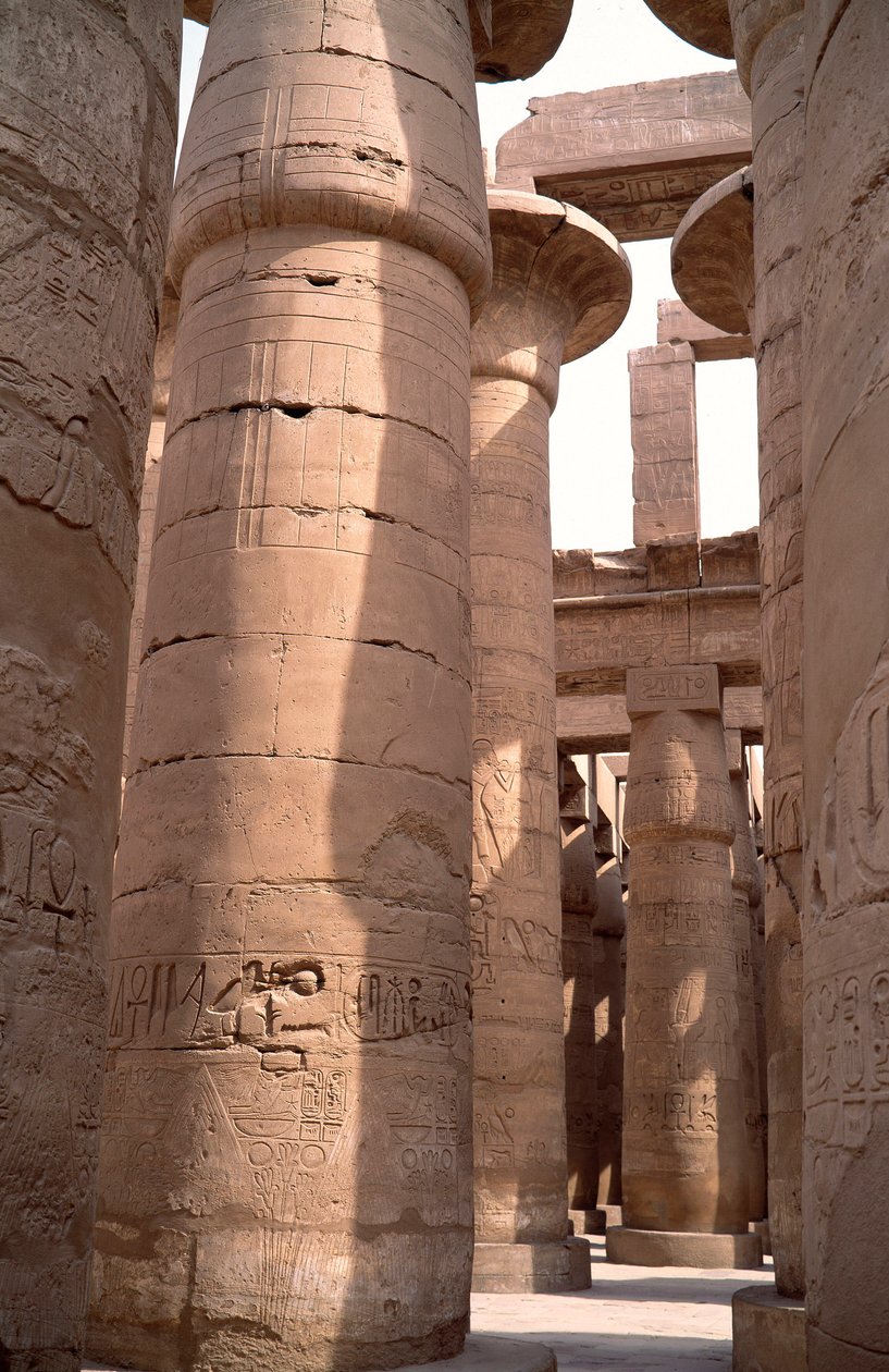 Ægyptisk antikvitet: udsigt over søjlerne i hypostilrummet i Amons tempel. Hjemmeside for Karnak i Luxor, Egypten af Egyptian 18th Dynasty