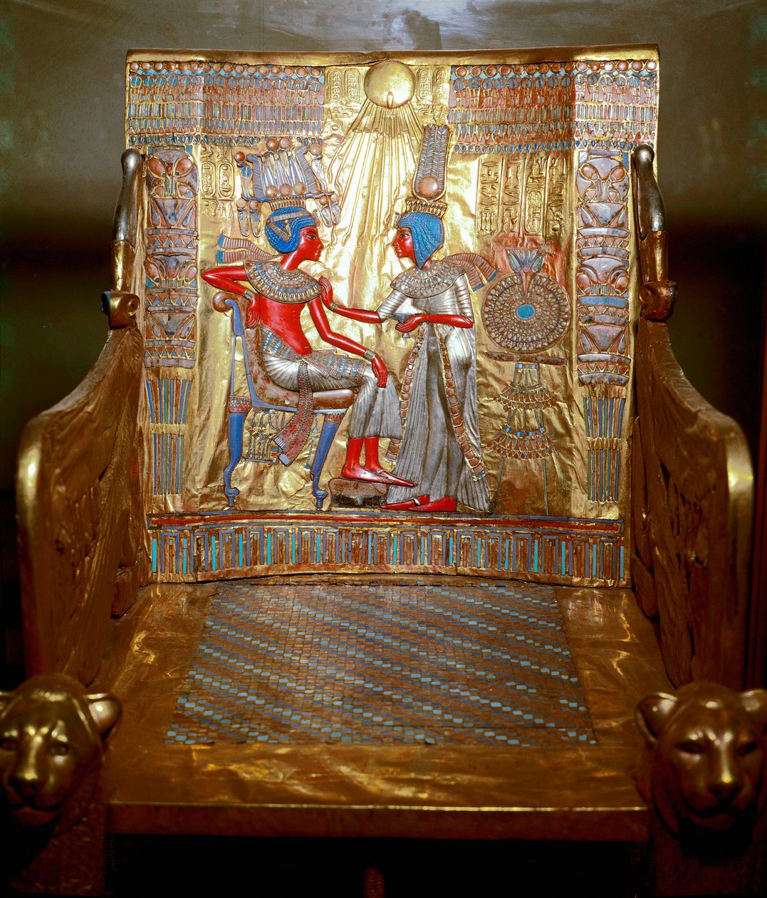 Egyptisk antikviteter: en trone i gyldent træ, malet af Tutankhamon, som er en del af Faraos Tresor. Repræsentation af dronning Ankhesenpaaton (Ankhesenpaamon, Ankhesenamon), der med olie masserer sin bror og hustru Tutankhamons skulder under den af Egyptian 18th Dynasty
