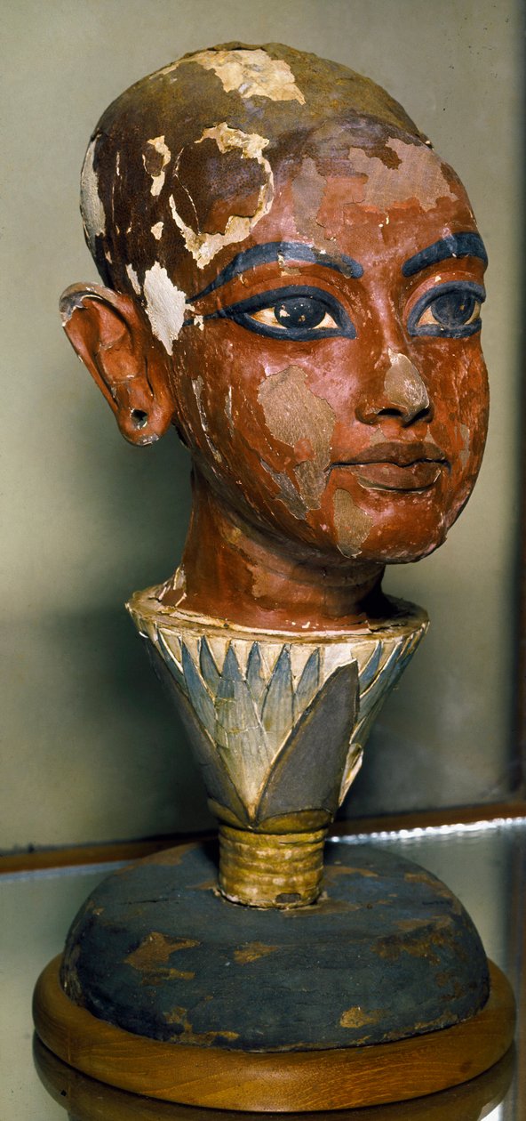 Egyptisk antikvitet: portræt af den unge farao Tutankhamon (helt Ankh-amun eller Tutankhamon) understøttet af et lotusblad. Malet træskærerarbejde. Fra Tutankhamons Tresor. Egyptisk Museum, Kairo. af Egyptian 18th Dynasty