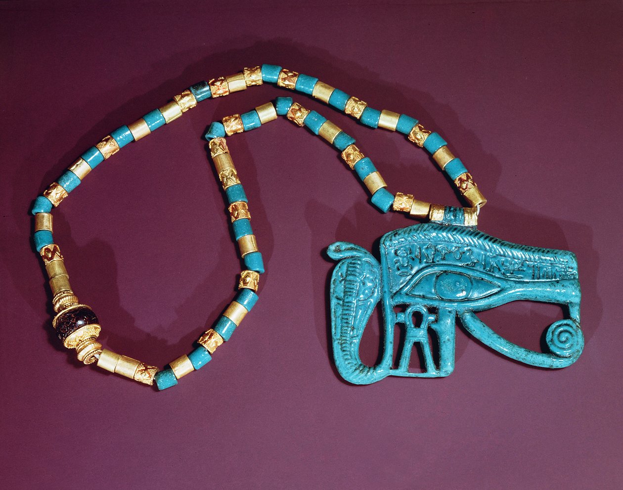 Eye of Ra pectoral, fra Tutankhamons grav, New Kingdom (guld og blå fajance) af Egyptian 18th Dynasty