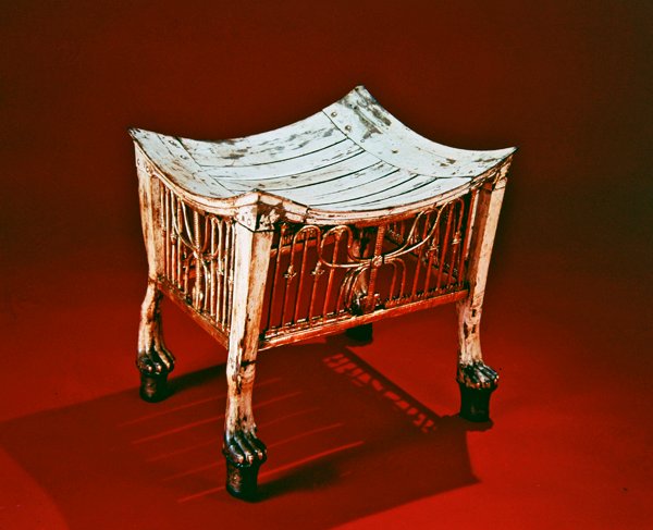 Fodskammel brugt af barnekongen i begyndelsen af hans regeringstid, fra Tutankhamons grav, New Kingdom (malet og forgyldt træ) (se også 149411) af Egyptian 18th Dynasty