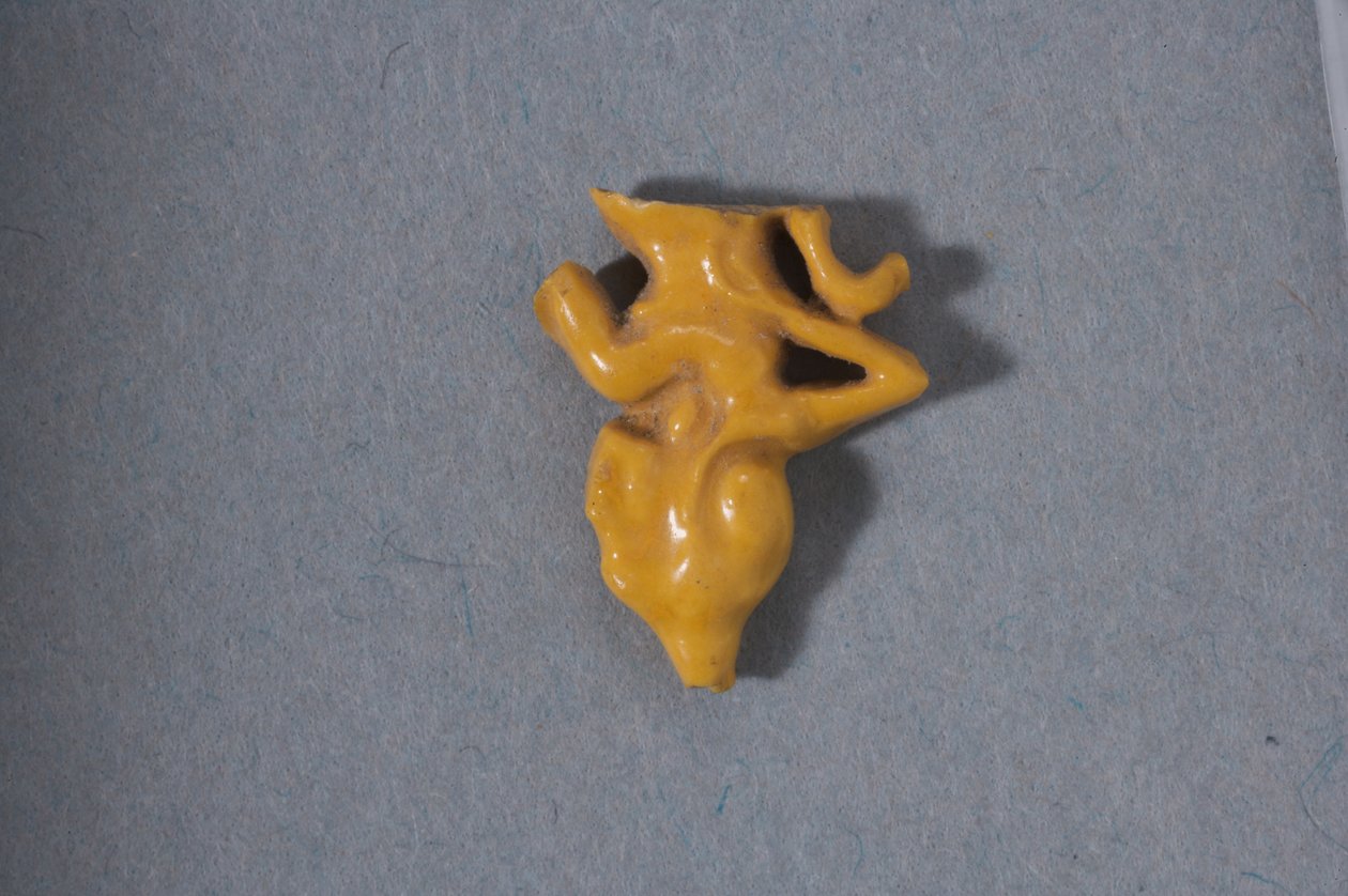 Fragmentarisk gennembrudt perle af en siddende prinsesse, Det Nye Rige, Amarna-perioden (fajance) af Egyptian 18th Dynasty