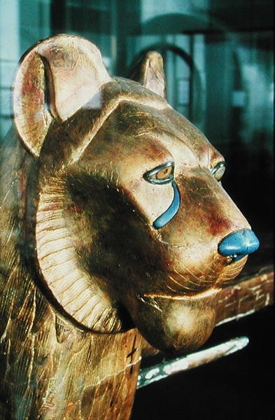 Begravelsessengehoved i form af en løve, fra Tutankhamons grav (ca. 1370-1352 f.Kr.) New Kingdom (stukket og forgyldt træ) af Egyptian 18th Dynasty