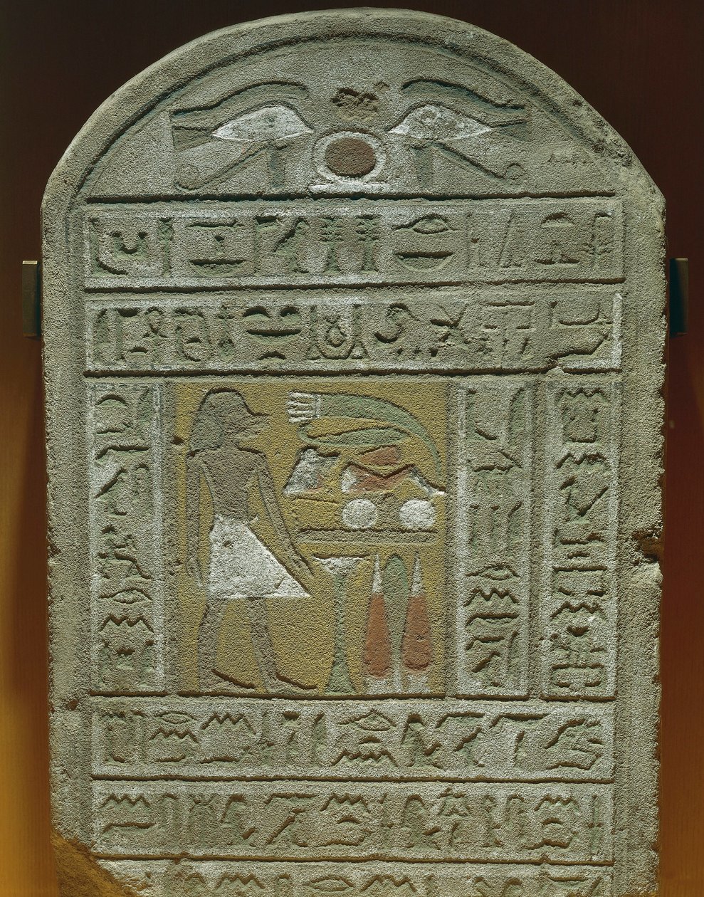 Begravelsesstele af Ibi, kammermester ved det kongelige palads Den afdøde før begravelsesofringerne Øverst, beskyttelsesøjne og hieroglyf "Shen", som betyder "evighed" af Egyptian 18th Dynasty