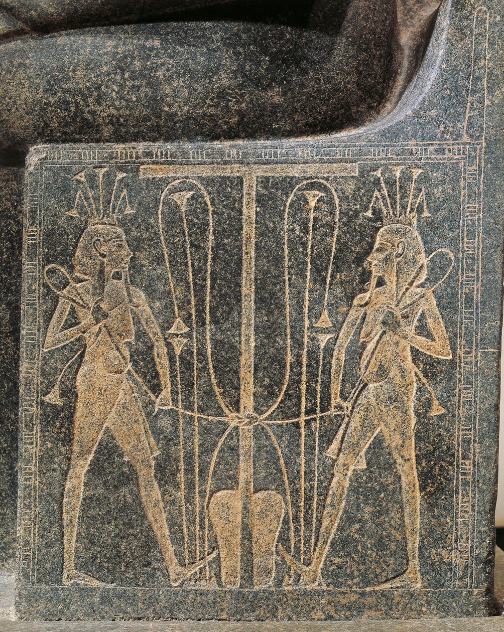 Granitskulpturgruppe med Horemheb, der ofrer til guden Atum, detalje af Atums trone med Seth og Horus af Egyptian 18th Dynasty