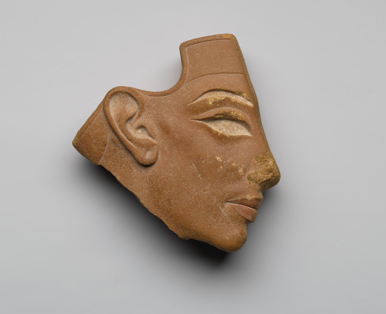Indlægsprofilhoved, fra Tell el-Amarna, New Kingdom, ca. 1353-36 f.Kr. (rød kvartsit) af Egyptian 18th Dynasty