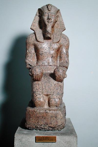 Knælende statue af Amenhotep II (1427-1392 f.Kr.) med ofre vin, fra Theben, New Kingdom, ca. 1450-1425 f.Kr. (granit) af Egyptian 18th Dynasty
