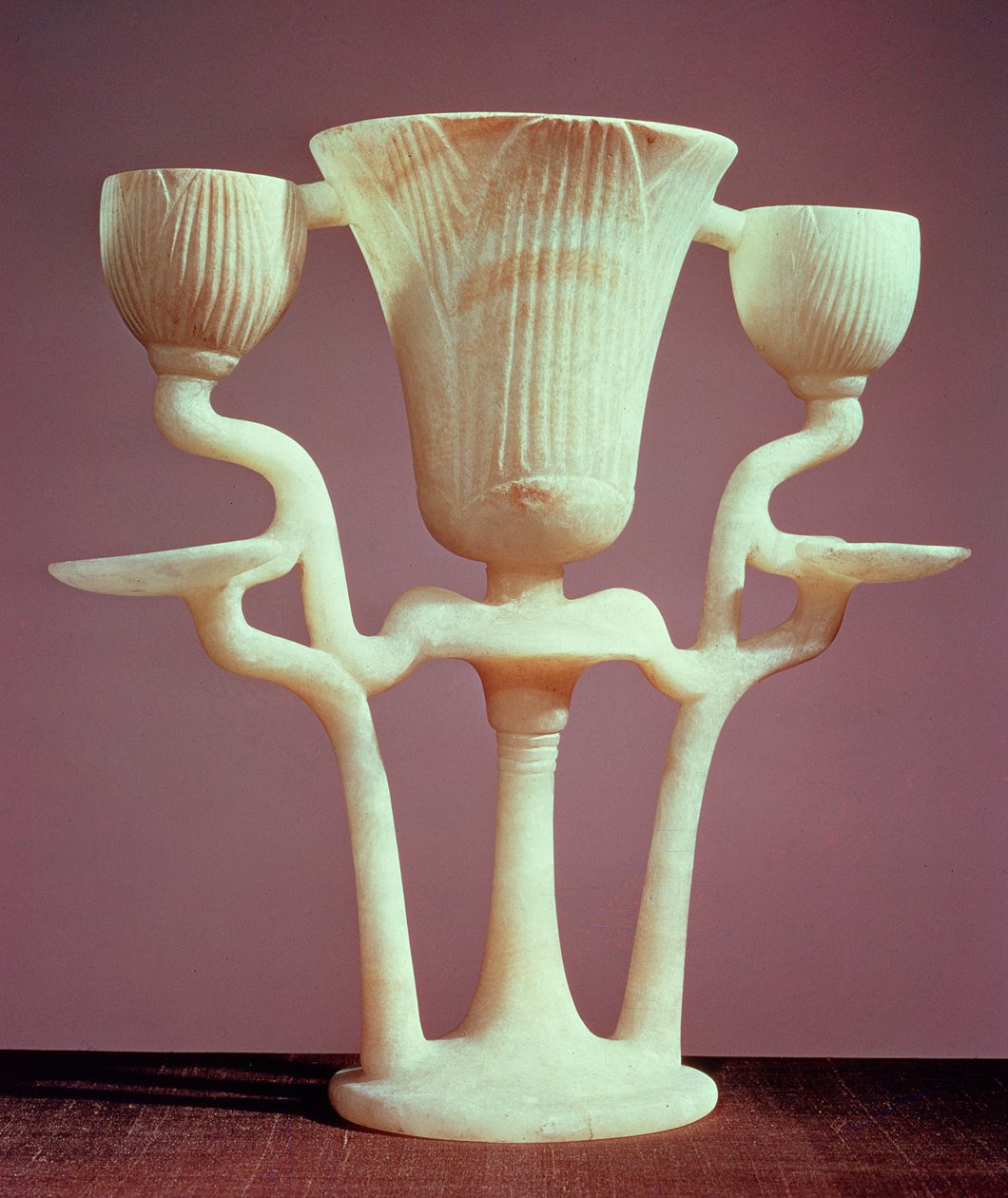 Lampe i form af tre lotusblomster, fra Tutankhamons grav (ca. 1370-52 f.Kr.) New Kingdom (alabaster) af Egyptian 18th Dynasty