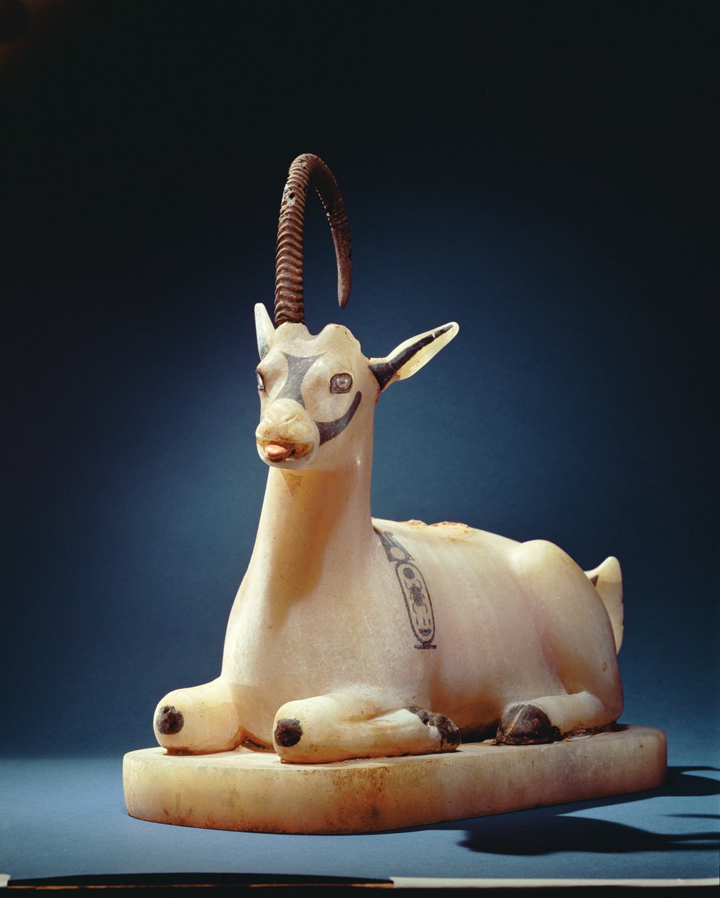 Låg på en ungent krukke i form af en stenbuk, fra Tutankhamons grav, New Kingdom (malet alabast) (se også 148195) af Egyptian 18th Dynasty