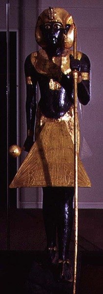 Statue i naturlig størrelse af Tutankhamon fra Tutankhamons grav (ca. 1370-1352 f.Kr.) Det Nye Rige (træ og forgyldt bronze) (se 120789) af Egyptian 18th Dynasty