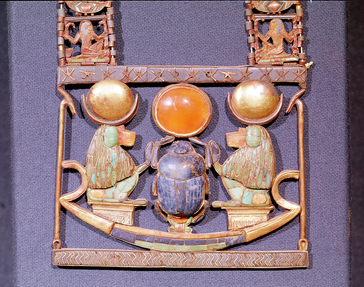 Halskæde af den Rising Sun, fra Tutankhamons grav (ca. 1370-52 f.Kr.) New Kingdom (guld indlagt med halvædelsten) (detalje fra 153788) af Egyptian 18th Dynasty