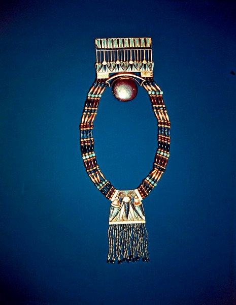 Halskæde med månebryst, fra Tutankhamons grav, New Kingdom (elektrum, feldspat, lapis lazuli og guldperler) af Egyptian 18th Dynasty
