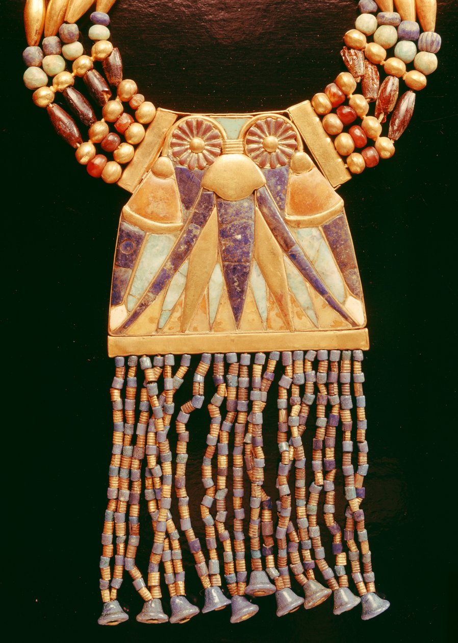 Halskæde med månebryst, fra Tutankhamons grav, New Kingdom (elektrum, feldspat, lapis lazuli & guldperler) (detalje af 391005) af Egyptian 18th Dynasty