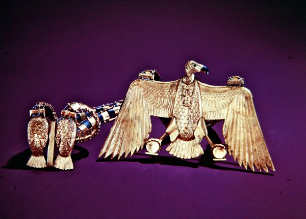 Halskæde med grib vedhæng, fra Tutankhamons grav, New Kingdom (guld indlagt med lapis lazuli og cornelian) (se også 228214 & 324491) af Egyptian 18th Dynasty