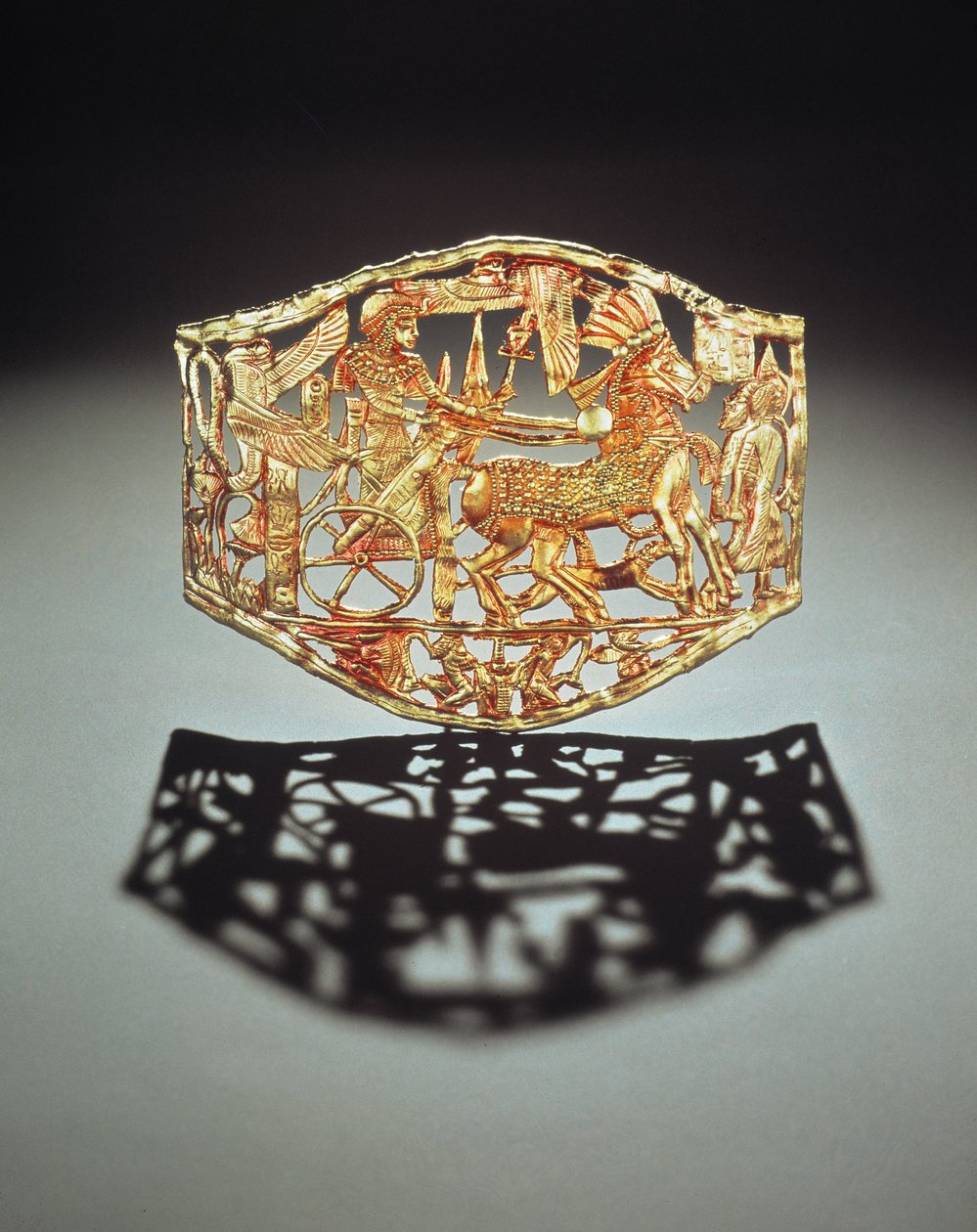 Gennembrudt plakette eller spænde, der viser kongernes sejrsgang med fanger, fra Tutankhamons grav, Det Nye Kongerige (guld) (se også 148199) af Egyptian 18th Dynasty