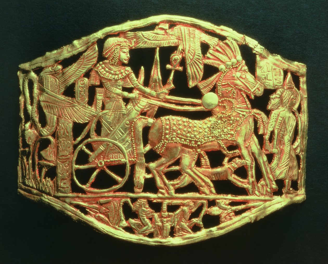Gennembrudt plakette eller spænde, der viser kongernes sejrsgang med fanger, fra Tutankhamons grav (ca. 1370-52 f.Kr.) New Kingdom (guld) (se også 391017) af Egyptian 18th Dynasty