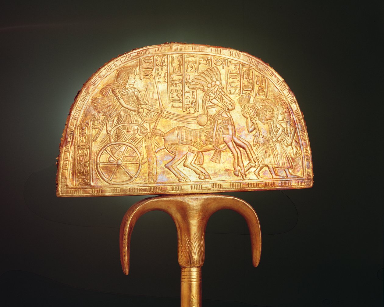Strudsefjervifte, fra Tutankhamons grav, New Kingdom (træ dækket med pladeguld) (bagsiden af 324497) af Egyptian 18th Dynasty