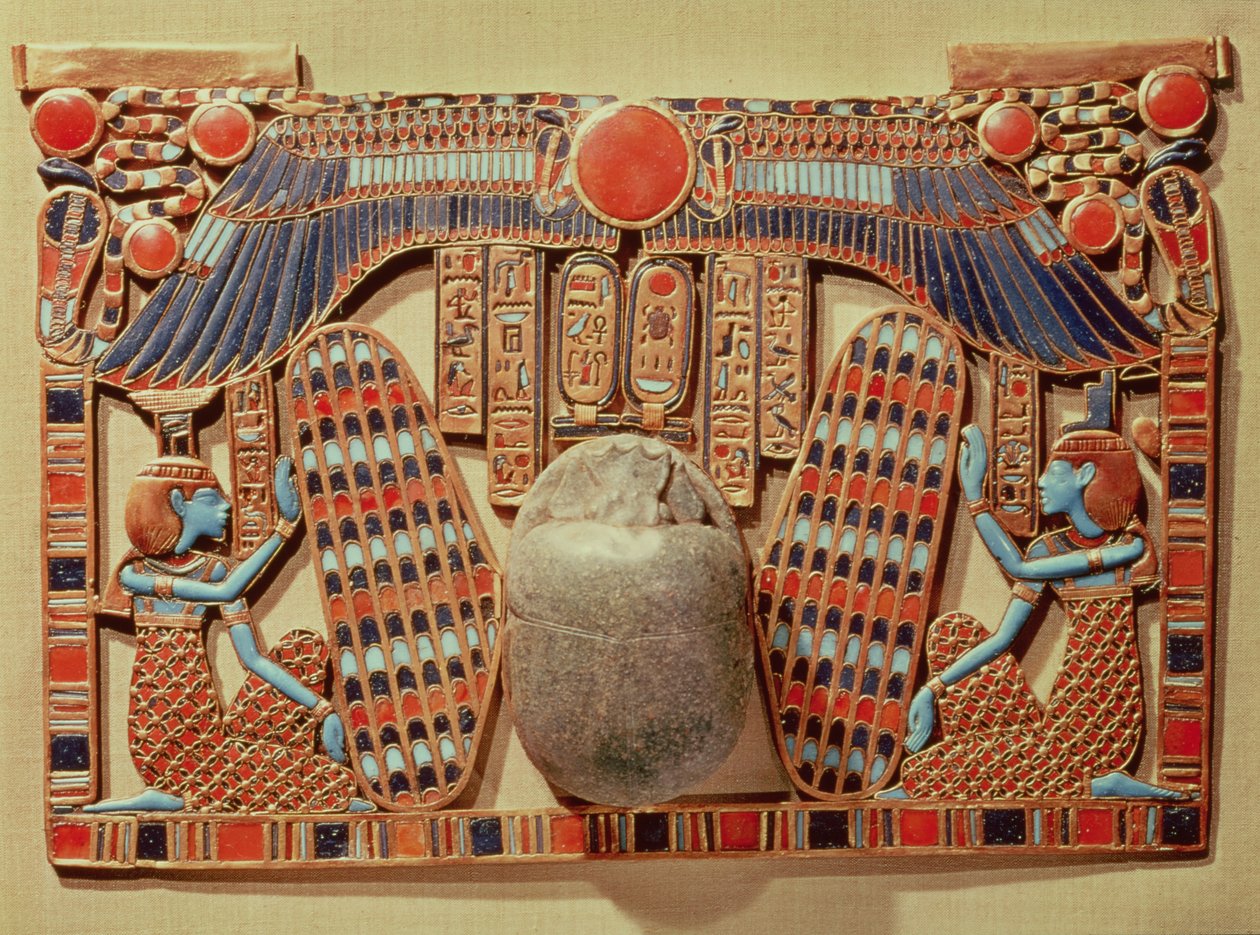 Pectoral dekoreret med den bevingede skarabæ beskyttet af Isis og Nephthys, fra Tutankhamons grav (ca. 1370-52 f.Kr.) New Kingdom (guld cloisonne og glaspasta) af Egyptian 18th Dynasty