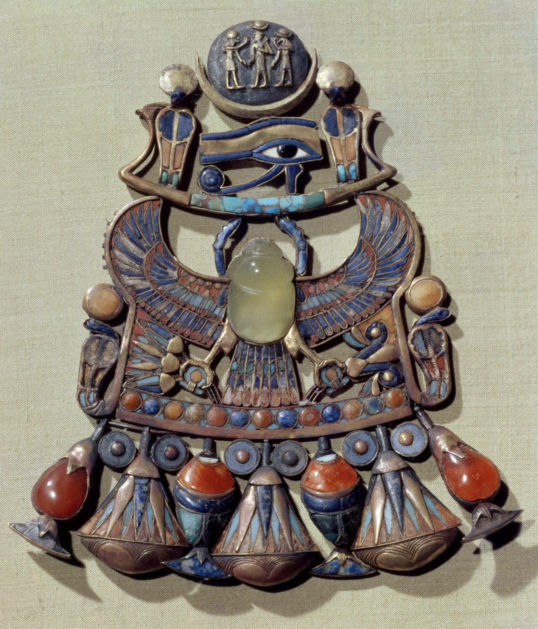 Pectoral med en fugle-skarabé, fra Tutankhamons grav (ca. 1370-52 f.Kr.) New Kingdom (guld cloisonne dekoreret med halvædelsten og glaspasta) af Egyptian 18th Dynasty