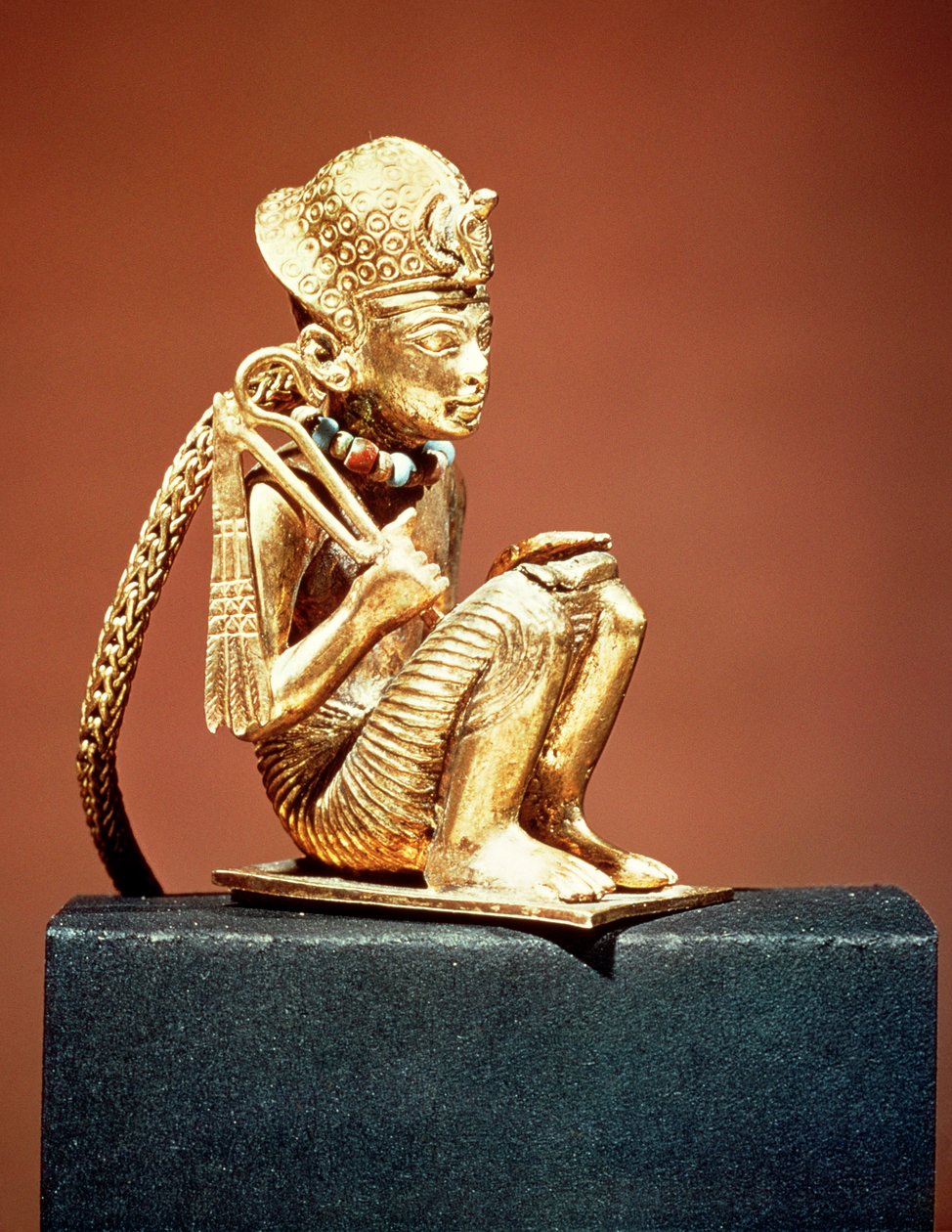 Vedhæng, der repræsenterer Amenophis III (1403-1365 f.Kr.) fra Tutankhamons grav, New Kingdom (guld) (se også 391019) af Egyptian 18th Dynasty