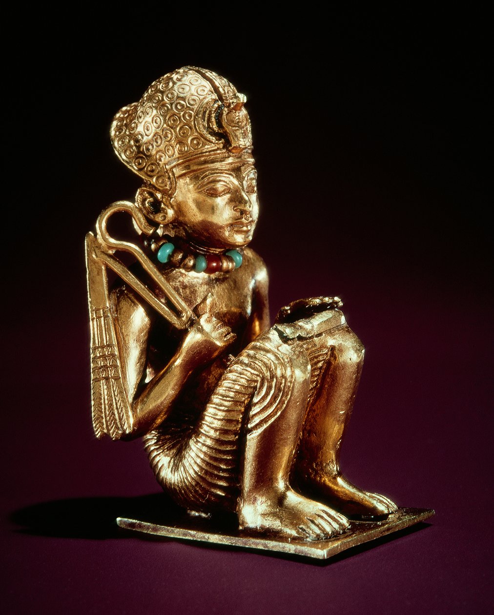 Vedhæng, der repræsenterer Amenophis III, fra Tutankhamons grav, New Kingdom (guld) (se også 148198) af Egyptian 18th Dynasty