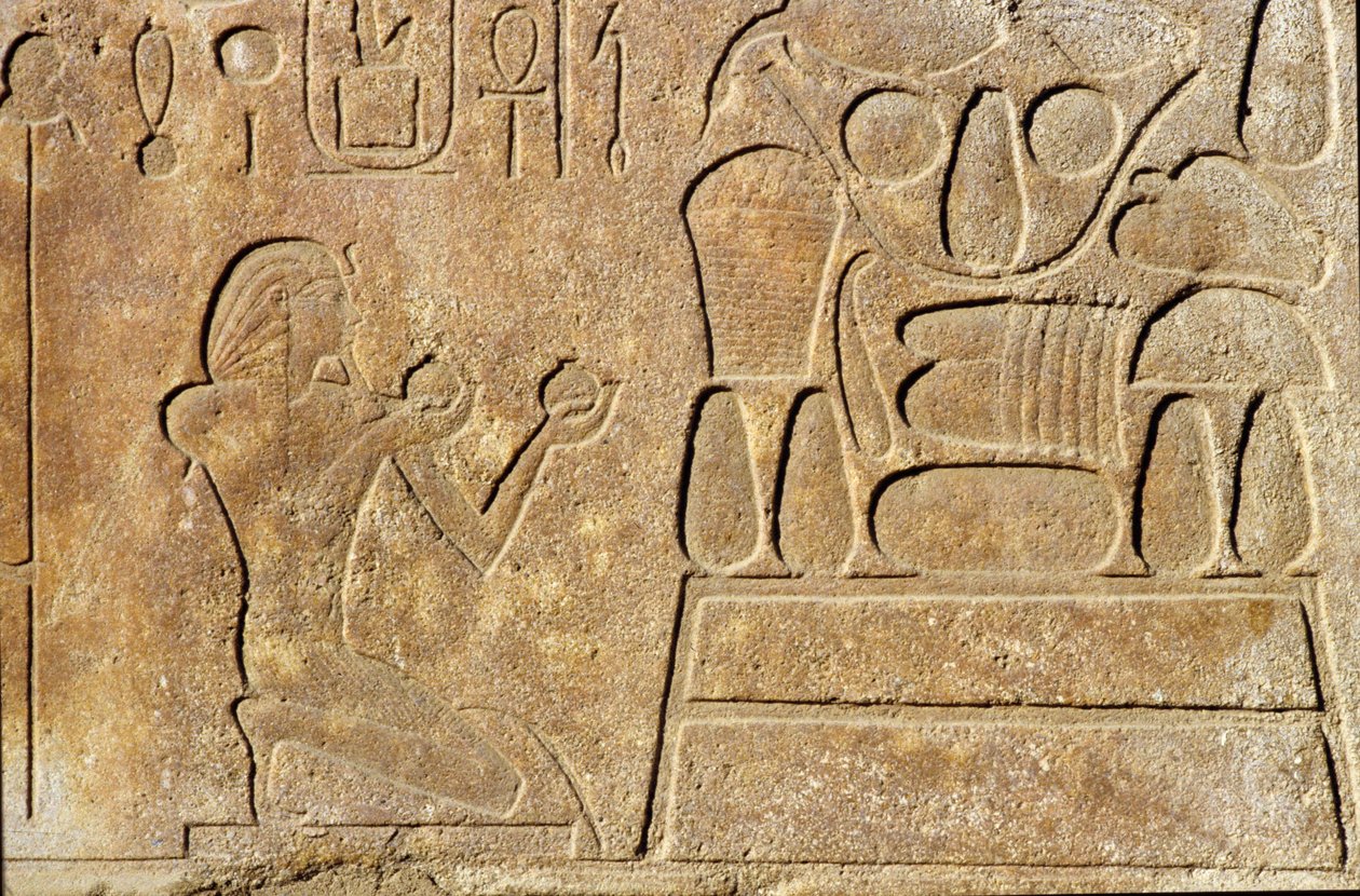 Dronning Hatshepsut (ca. 1503-1482 f.Kr.) knælende foran et offerbord, Amuns tempel, Det Nye Kongerige af Egyptian 18th Dynasty
