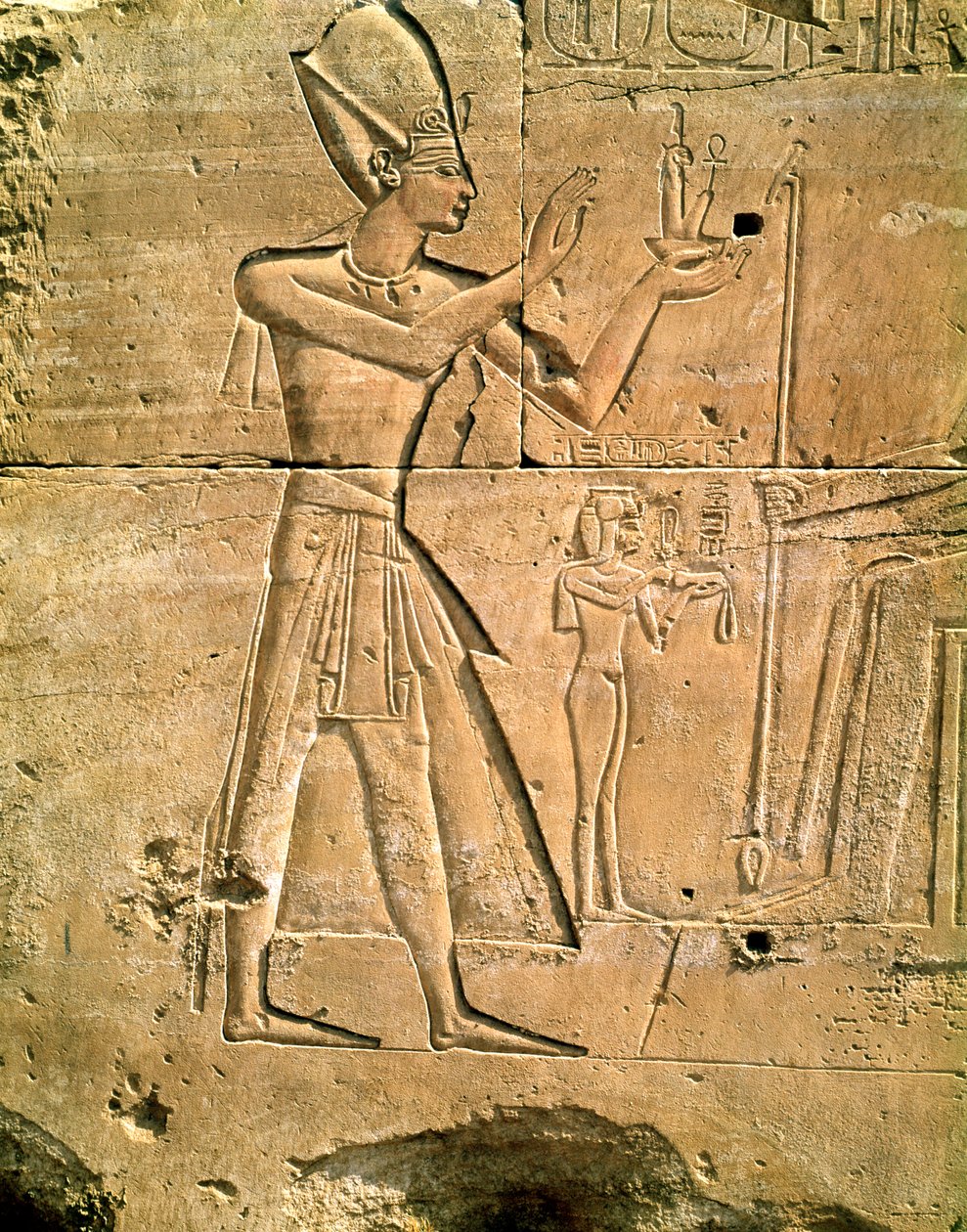 Relief, der forestiller Tuthmosis III (ca. 1479-1425 f.Kr.) som ofrer til en siddende gud, Det Nye Rige af Egyptian 18th Dynasty