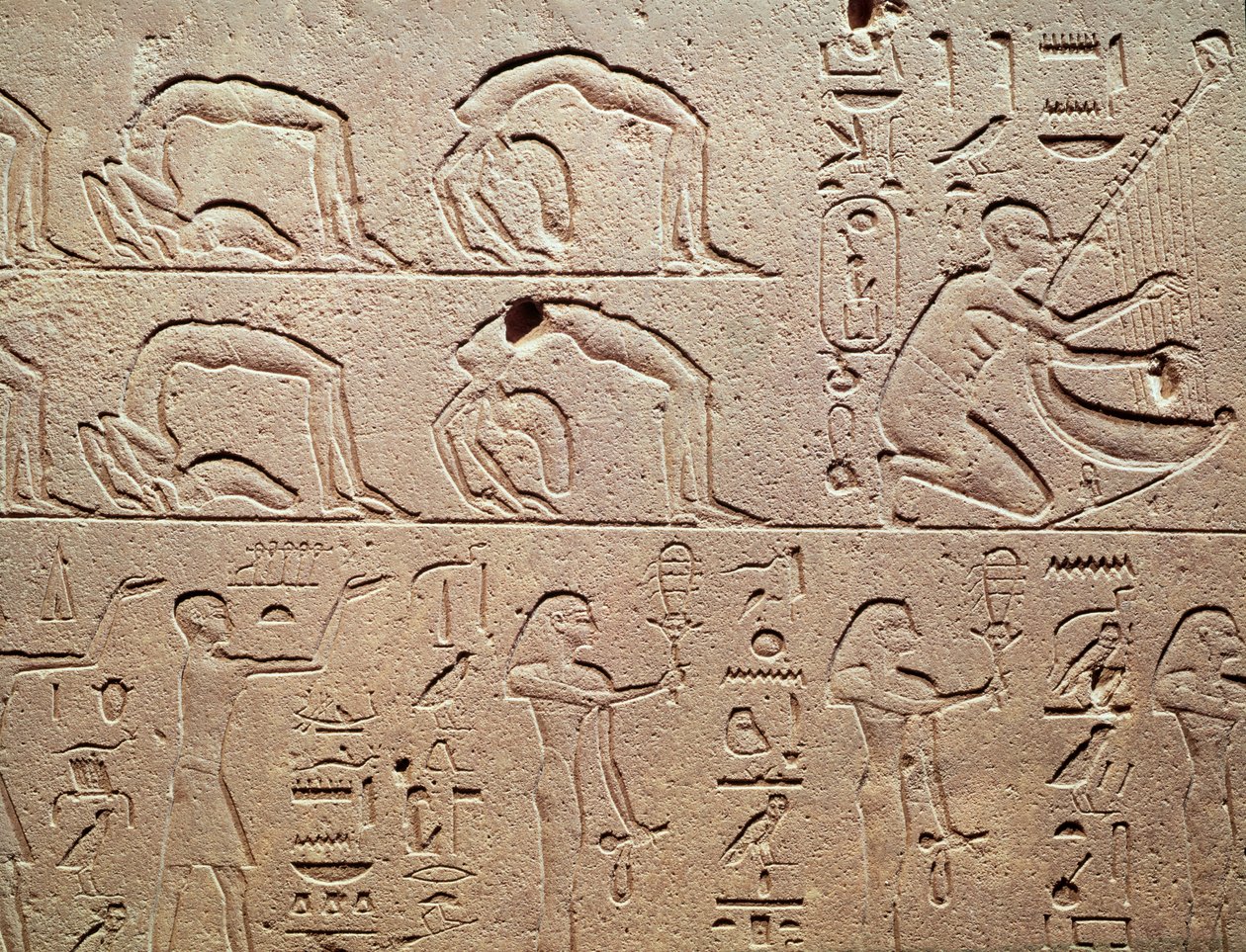 Relief, der forestiller akrobater og en harpist, fra Karnak, New Kingdom af Egyptian 18th Dynasty