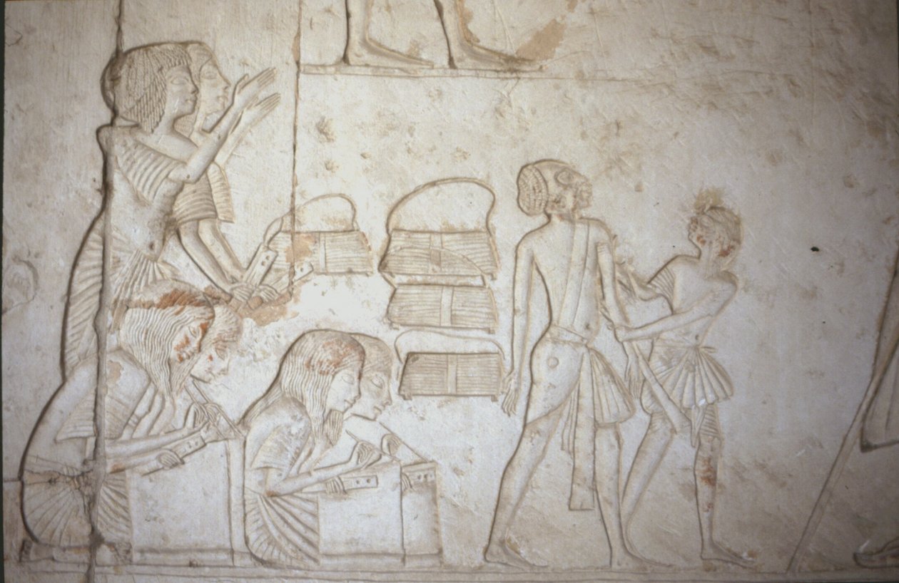Relief med skriftkloge i arbejde, fra Horemhebs grav (ca. 1323-1295 f.Kr.) Det Nye Rige (vægmaleri) (se 218337 for detaljer) af Egyptian 18th Dynasty