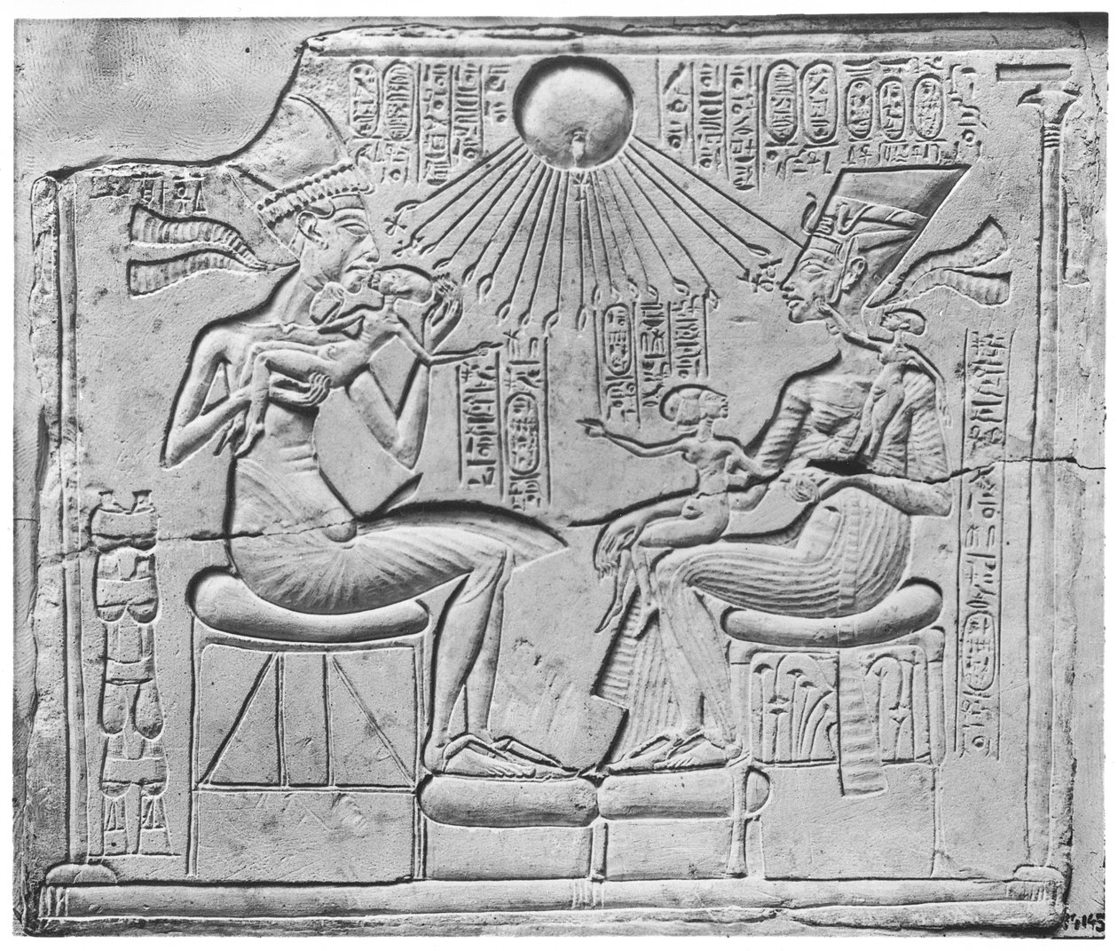 Relief, der viser Aten, der giver liv og velstand til Amenophis IV (Akhenaten) (ca. 1352-1336 f.Kr.), hans kone, Nefertiti og tre af deres døtre, fra Tell el-Amarna, New Kingdom, ca. 1375-1354 f.Kr. af Egyptian 18th Dynasty