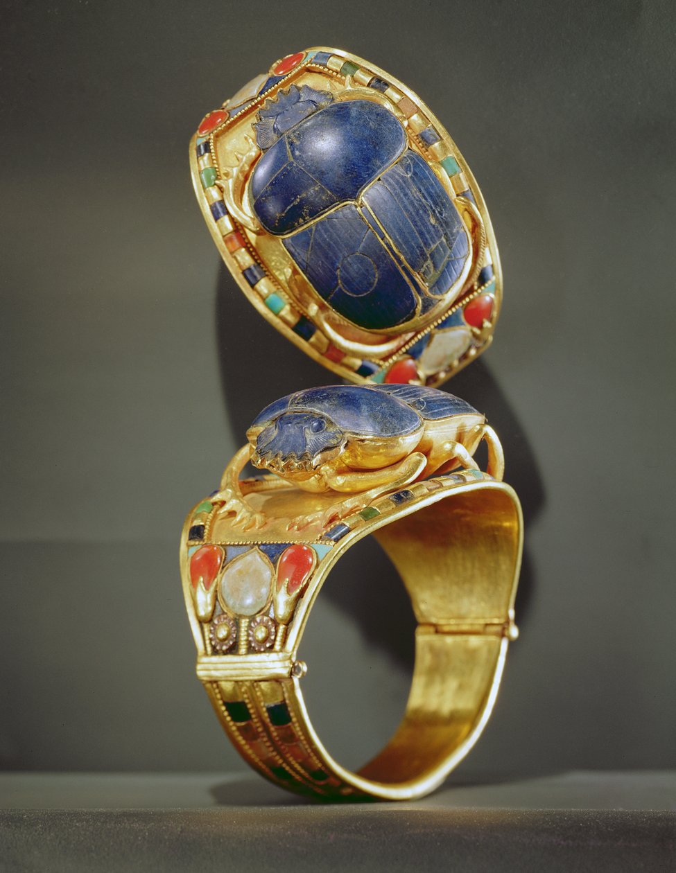 Scarab armbånd, fra Tutankhamons grav, New Kingdom (guld & lapis lazuli) af Egyptian 18th Dynasty
