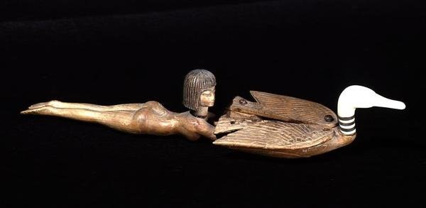 Ske med fladtrykt håndtag i form af en svømmer, New Kingdom, ca. 1400 f.Kr. (træ & elfenben) (se også 110870) af Egyptian 18th Dynasty