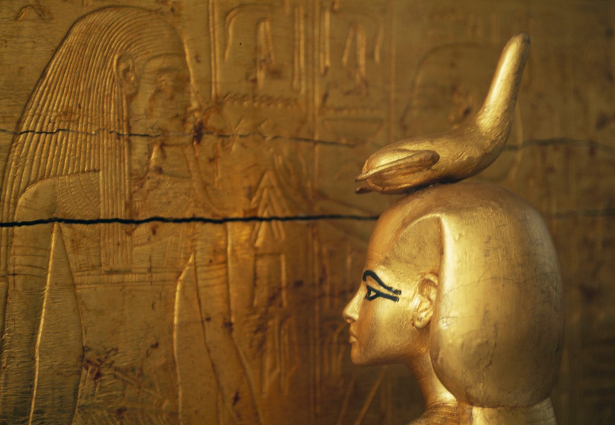 Statue af Selkis eller Serket, der beskytter kisten med kanopekrukker, Tutankhamons skatkammer af Egyptian 18th Dynasty