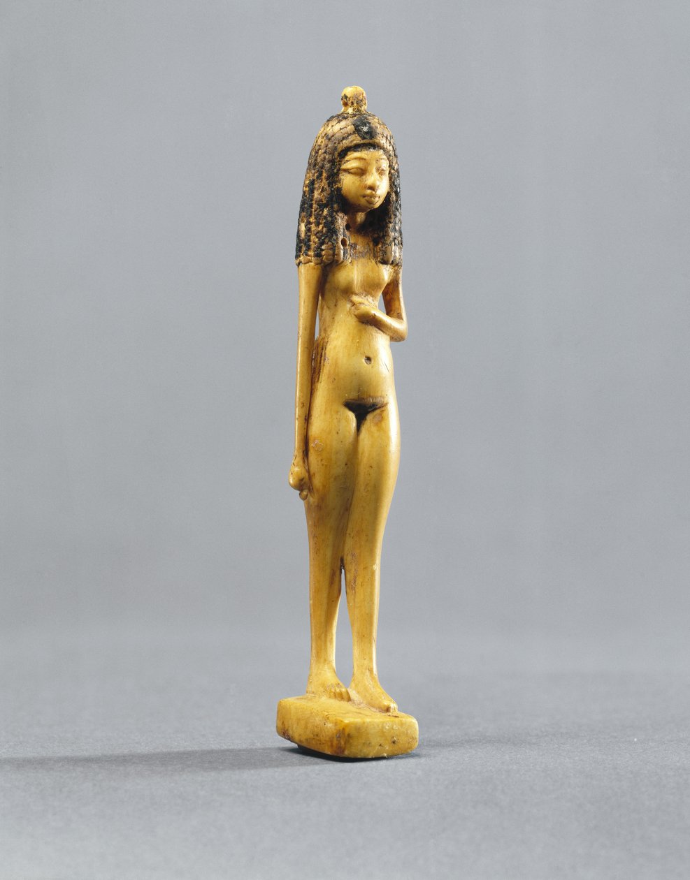 Statuette af en nøgen pige, New Kingdom, ca. 1390-1353 f.Kr. (malet elfenben) af Egyptian 18th Dynasty