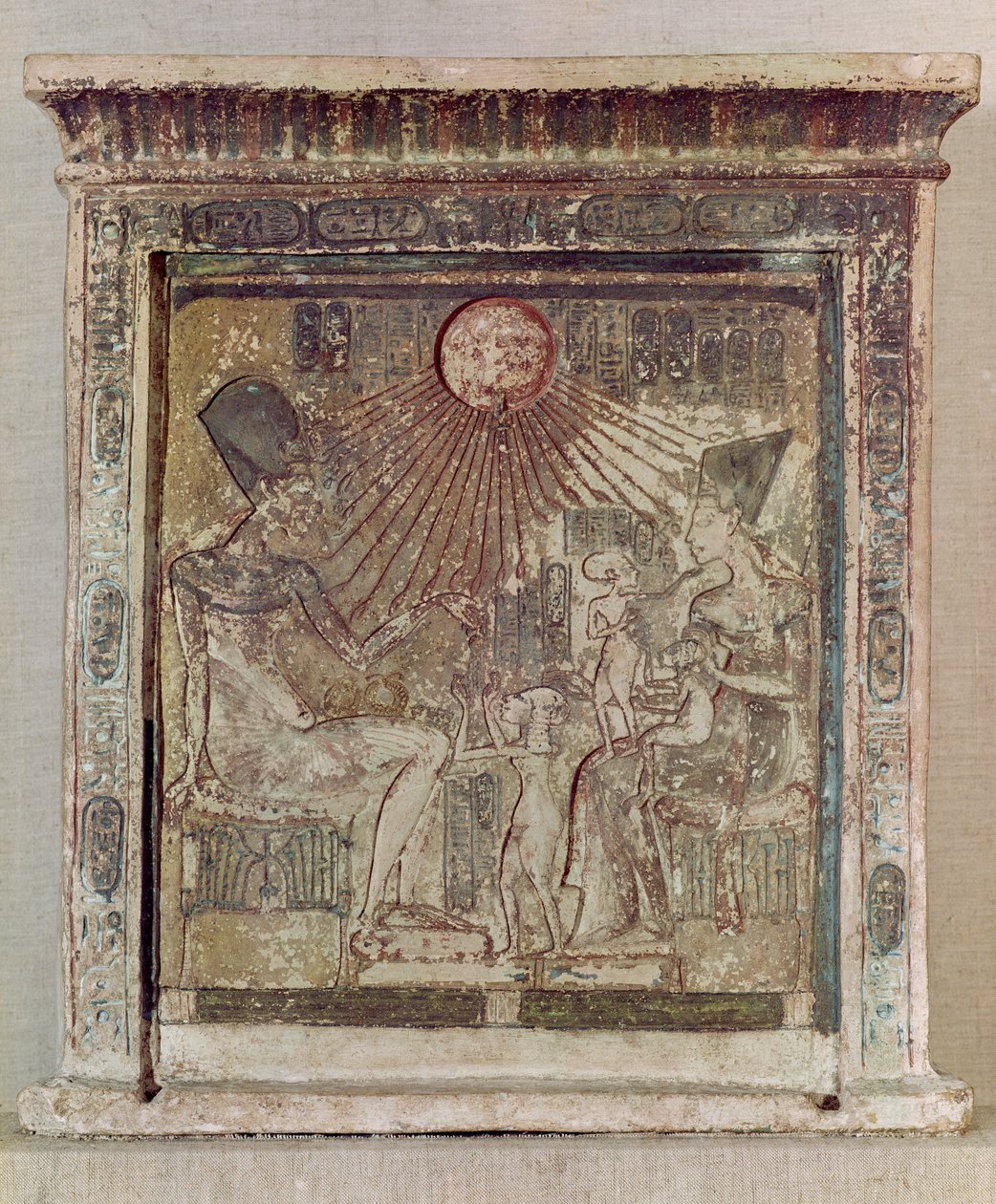 Stela, der skildrer Aten, der giver liv og velstand til Amenophis IV (Akhenaten) (ca. 1352-1336 f.Kr.), hans kone, Nefertiti og tre af deres døtre, fra Tell el-Amarna, New Kingdom, ca. 1353-1337 f.Kr. af Egyptian 18th Dynasty