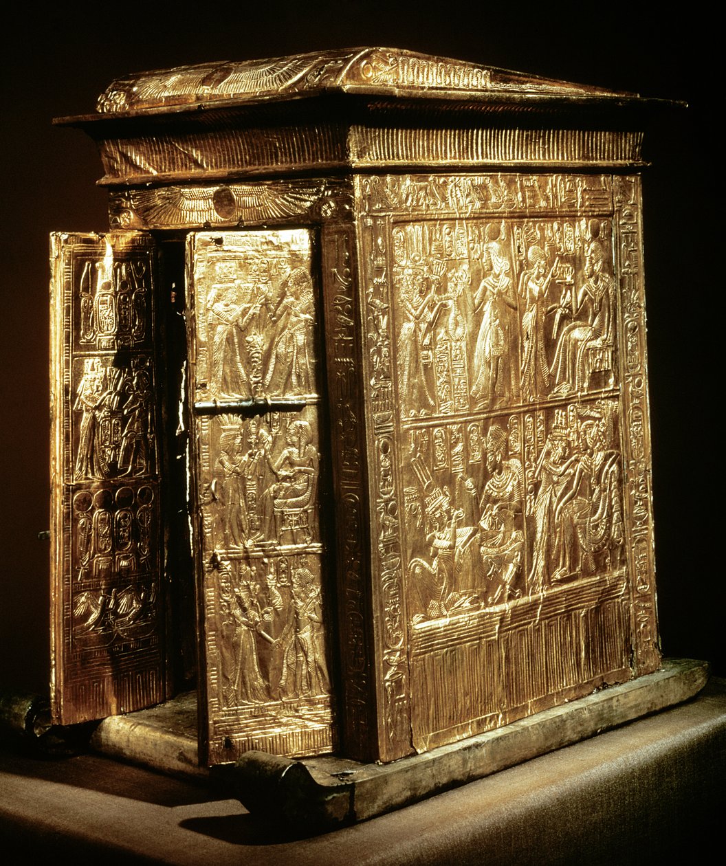 Tutankhamons gyldne helligdom (ca. 1370-52 f.Kr.) New Kingdom (træ overlejret med gesso dækket med guldplade) af Egyptian 18th Dynasty