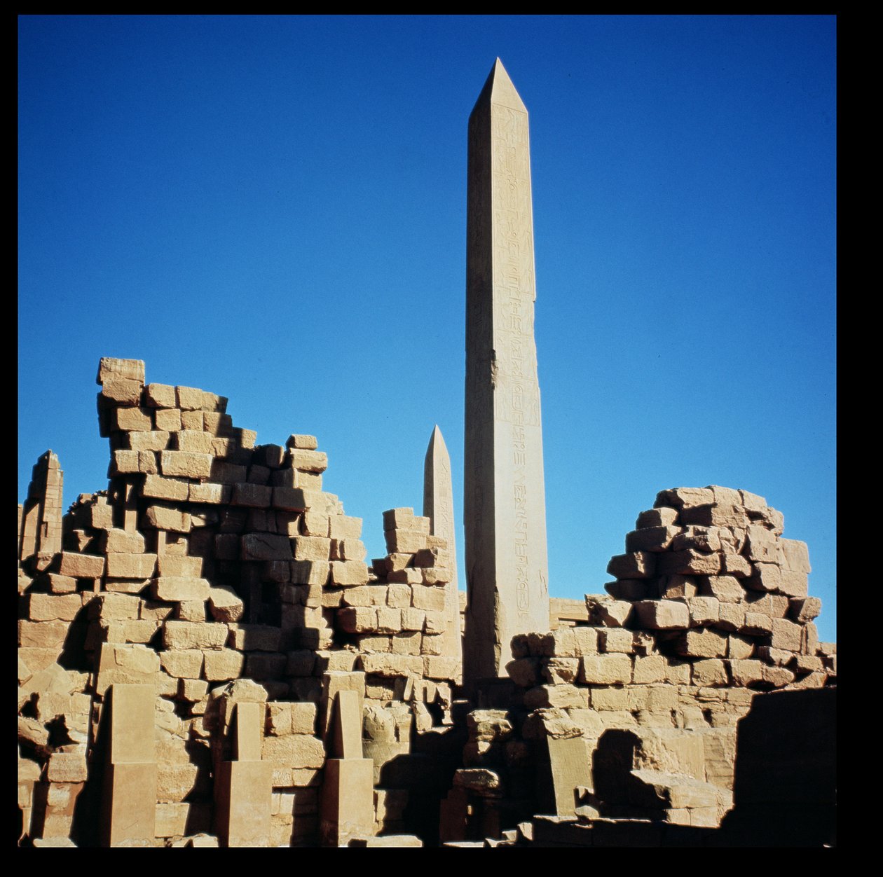 Obeliskerne fra Tuthmosis I (1504-1492 f.Kr.) og Hatshepsut (1473-1458 f.Kr.) ved Amuns Store Tempel, Karnak-templet, New Kingdom af Egyptian 18th Dynasty