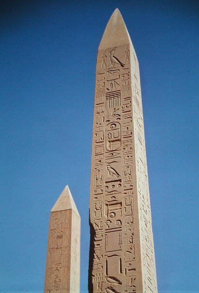 Obeliskerne fra Tuthmosis I (1504-1492 f.Kr.) og Hatshepsut (1473-1458 f.Kr.) ved Amuns Store Tempel, New Kingdom af Egyptian 18th Dynasty