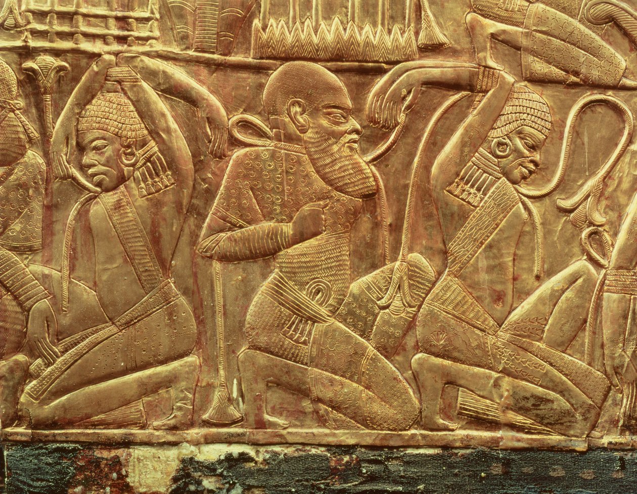 Egyptens fjender besejret og gjort til slaver, detalje fra indersiden af en af de statsvogne, der blev fundet i Tutankhamons grav (ca. 1370-52 f.Kr.) Ny Rige, ca. 1340 f.Kr (stukbeklædt træ dækket med guld) af Egyptian 18th Dynasty