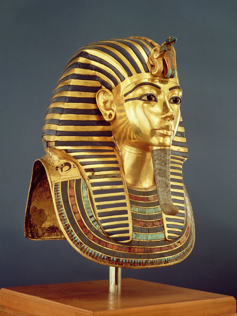 Tutankhamons begravelsesmaske (ca. 1370-1352 f.Kr.) New Kingdom, ca. 1336-1327 f.Kr. (guld indlagt med halvædelsten) (se også 228800) af Egyptian 18th Dynasty