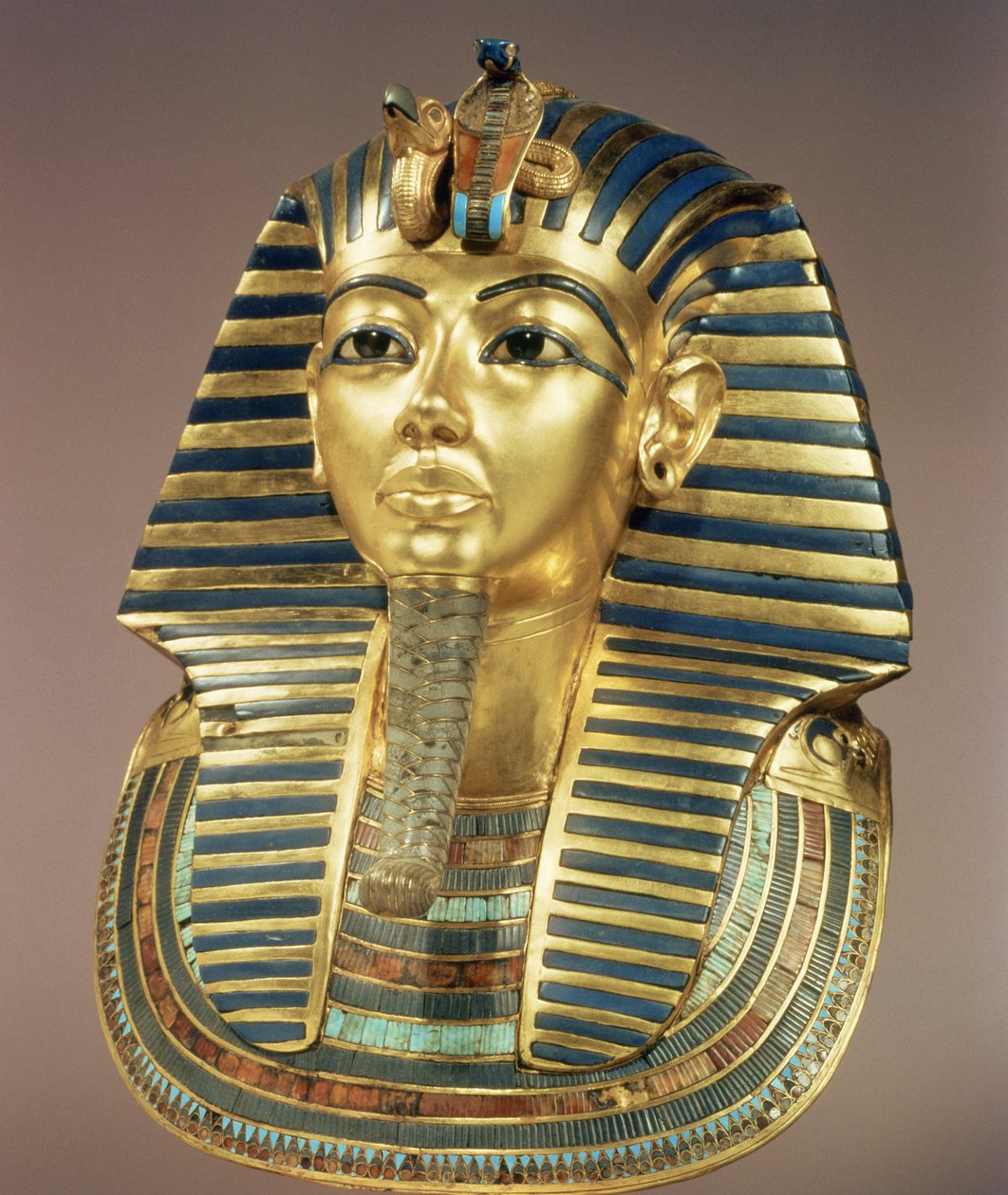 Guldbegravelsesmasken, fra Tutankhamons grav (ca. 1370-52 f.Kr.) New Kingdom (guld lagt med halvædelsten og glaspasta) (se også 3981) af Egyptian 18th Dynasty