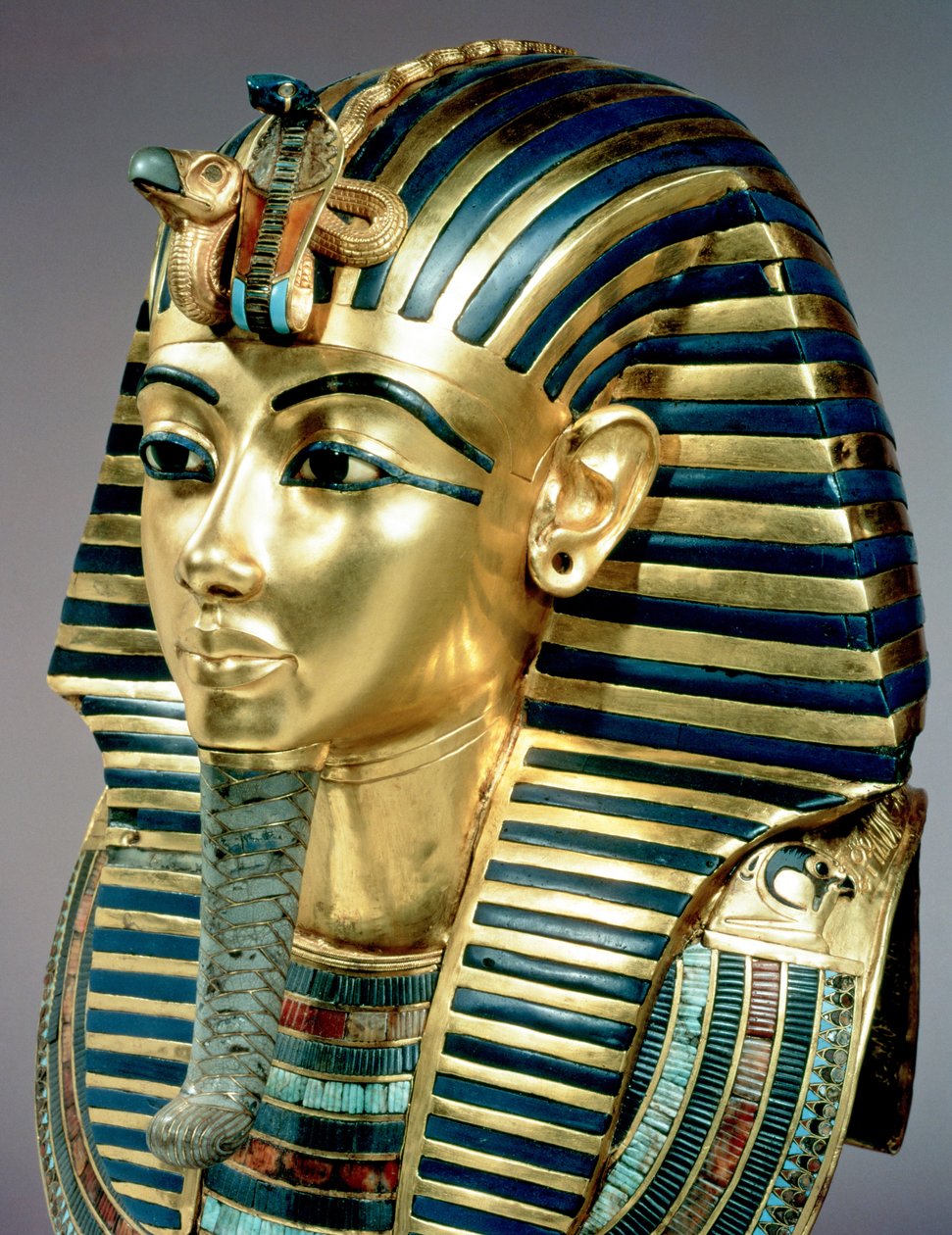 Guldbegravelsesmasken, fra Tutankhamons grav (ca. 1370-52 f.Kr.) New Kingdom (guld indlagt med halvædelsten og glaspasta) (se også 3981 & 149421) af Egyptian 18th Dynasty