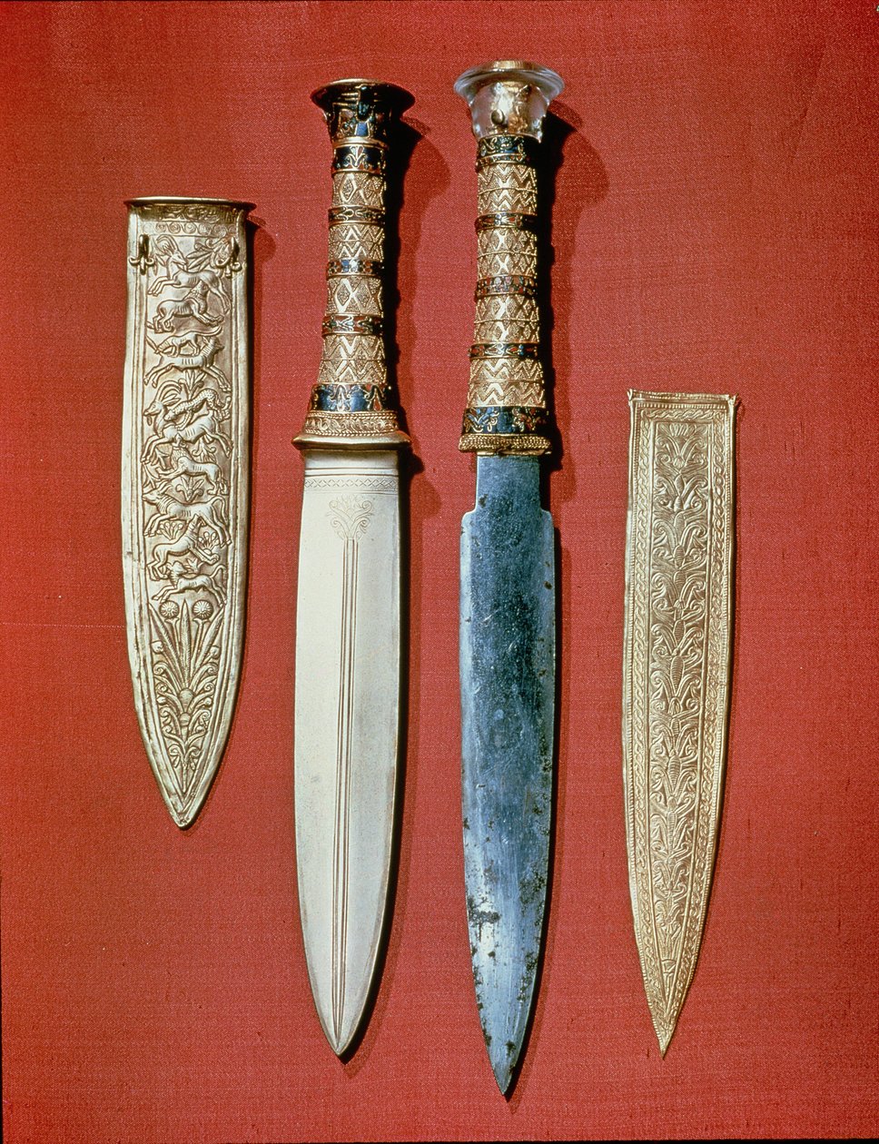 Kongernes to dolke, fra Tutankhamons grav (ca. 1370-52 f.Kr.) New Kingdom (guld og jern) af Egyptian 18th Dynasty